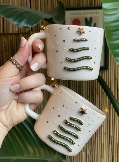 Morning Beverages, Mug Noel, Holiday Pottery, Ceramics Pottery Mugs, Affordable Aesthetic, Halloween Facts, Cerámica Ideas, Christmas Decor Inspiration, Diy Ceramic