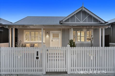 Million House, Hamptons House Exterior, Queenslander House, Weatherboard House, राधा कृष्ण वॉलपेपर, White Fence, Bungalow Exterior, Home Exterior Makeover, White Picket Fence