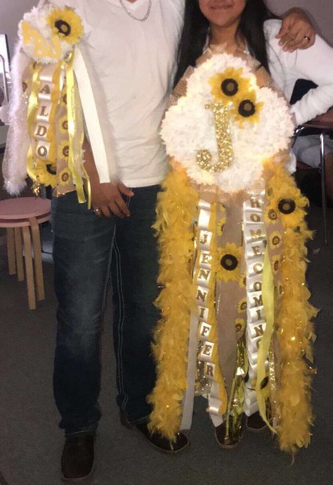 Matching sunflower homecoming mum and garter 💛🌻 Garter Homecoming, How To Make Mums, Unique Homecoming Mums, Mums Homecoming Freshman, Homecoming Mums Senior, Halloween Costumes Diy Couples, Texas Homecoming Mums, Homecoming Freshman, Homecoming Garter