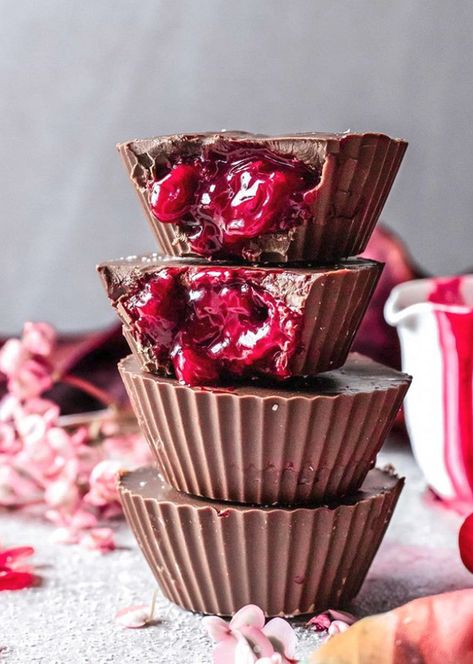 Cherry Liqueur Filled Chocolate Cups Cherry Liqueur, Berry Sauce, Cherry Filling, Butterscotch Pudding, Free Stories, Baked Strawberries, Frozen Cherries, Cherry Recipes, Easy No Bake Desserts