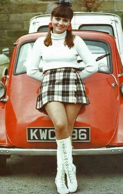 60s Mini Skirt, Abba Outfits, 60 Outfits, Fashion 1960s, Look Retro, Miniskirt Outfits, Girly Dresses, Catherine Deneuve, 60s Fashion