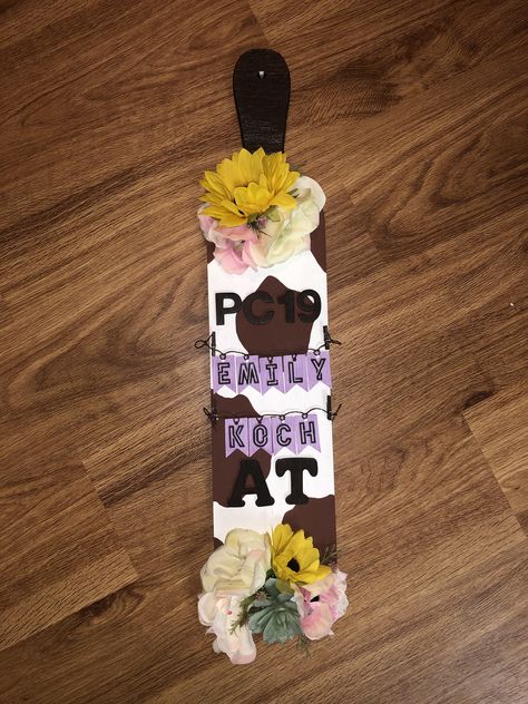 Sorority Crafts Letters, Greek Sorority Paddles, Big Little Paddles, Paddle Ideas, Flowers Sunflowers, Big Little Sorority, Country Cow, Frat Coolers, Cooler Painting