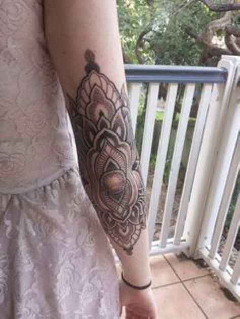 elbow tattoo ornamental work | Tattoomagz.com › Tattoo Designs / Ink-Works Gallery › Tattoo Designs / Ink Works / Body Arts Gallery Female Elbow Tattoo, Elbow Tattoo, Self Love Tattoo, Dotwork Tattoo, Tattoo Zeichnungen, Elbow Tattoos, Moda Emo, Mandalas Drawing, Mandalas Design