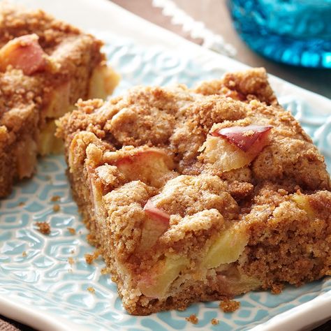 These sweet, cinammon-flavored apple bars are the perfect accompaniment for your afternoon cup or coffee or tea. Boyfriend Recipes, Apple Bar Recipes, Fruit Deserts, Healthy Apple Desserts, Autumn Desserts, Streusel Bars, Apple Cinnamon Cake, Apple Dishes, Apple Streusel