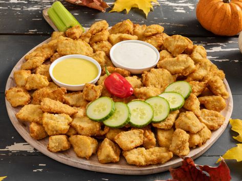 Holiday Chicken Recipes, Halloween Food Snacks, Halloween Food Decorations, Chicken Halloween, Party Chicken, Baked Chicken Nuggets, Organic Bread, Halloween Dishes, Party Spread