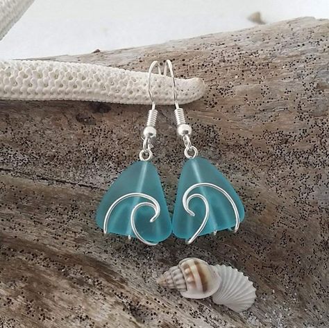 Seaglass Ideas, Beachy Stuff, Beach Glass Necklace, Hawaii Jewelry, Sea Glass Bracelet, Bijoux Fil Aluminium, Hawaiian Jewelry, Beachglass Jewelry, Sea Glass Crafts