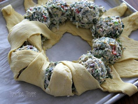 Spinach and Artichoke Crescent Ring | tempting thyme Artichoke Appetizer, Crescent Roll Recipes Dinner, Easy Slider Recipes, Easy Slider, Chicken Alfredo Casserole, Vegan Spinach, Crescent Recipes, Savoury Snacks, Crescent Ring