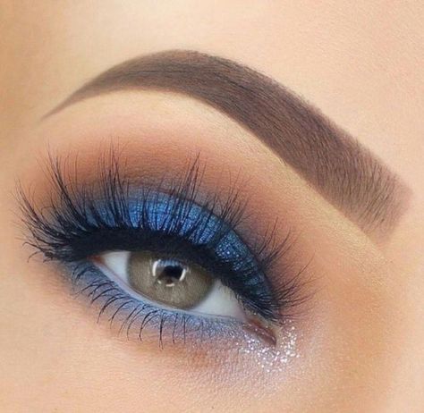 #maquillaje#belleza#moda Makeup Azul, Blue Eyeshadow Makeup, Mime Makeup, Make Up Designs, Blue Makeup Looks, Make Up Inspiration, Pinterest Makeup, Beautiful Eye Makeup, Makijaż Smokey Eye