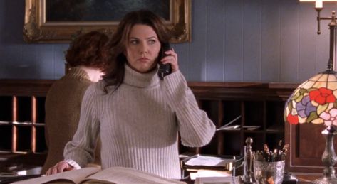 Lorelai Aesthetic, Lorelai Gilmore Turtle Neck, Lorelai Gilmore Pink, Coffee Lorelai Gilmore, Lorelai Gilmore With Coffee, Times I Couldn’t Stand Lorelai Gilmore, Style Themes, Thrift List, Gilmore Girls Outfits