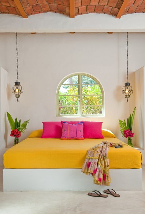 This bedroom shows us that you shouldn't be afraid of too much color, especially in the summer! Mexican Interiors, Tropical Bedrooms, Mexican Home, Interior Design Rustic, Mexican Decor, 아파트 인테리어, Bedroom Paint Colors, Yellow And Pink, Design Del Prodotto