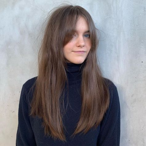 Curtain bangs are the coolest, most flattering bangs for 2020. We break down everything you need to know about the trend. Flattering Bangs, Bangs Aesthetic, Bridgerton Quotes, Type Outfit, Bangs Curtain, Trend Outfits, Trend Makeup, Bangs Long, Aesthetic 90s