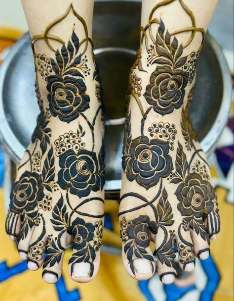 Leg Mehendi Design Simple, Legs Henna, Mehendi Design Simple, Dubai Mehendi Designs, Leg Mehendi, Leg Mehendi Design, Feet Henna, Beautiful Mehndi Designs, Leg Henna