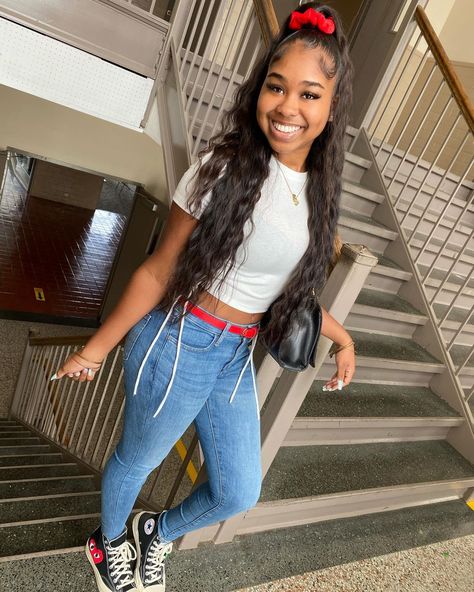 Owner Of Living Rich✨| MUA💄 on Instagram: “Fell In Love With Doin My Own Thing❤️ #juniorszn📚” Cdg Converse Outfit, Outfit Inspo For School, Living Rich, Cdg Converse, Converse Outfit, Swag Outfits For Girls, Outfits With Converse