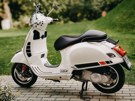 Sports black seat. Black and red stickers. Black And Red Stickers, Vespa Gts 300 Super Sport, Vespa Gts 300, Custom Scooter, Red Stickers, Vespa Gts, Honda Cub, Bike Ideas, Vespa Lambretta