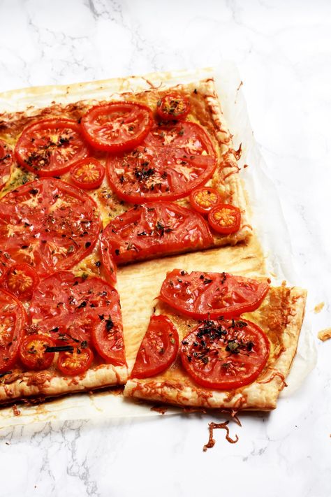 Tomato Cheese, Puff Pastry Crust, Cheese Tart, Tomato Tart, Tomato Pie, Homemade Pastries, Canadian Food, Savory Tart, Global Recipes