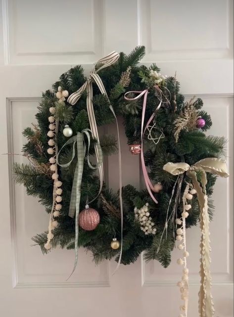 Girly Christmas Decorations, Christmas Room Decor Aesthetic, Christmas Pinterest Board, Christmas Decor Ideas Pink, Christmas Decor Ideas Aesthetic, Christmas Decorations Pink, Pink Christmas Bedroom, Gingerbread House Ideas, Gif Ideas