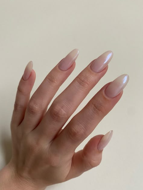 She is showing her nails which are a translucent nude with a pearlescent chrome finish Glazed Donut Nails Dip Powder, White Mirror Nails, White Iridescent Nails, Natural Chrome Nails, Mirror Effect Nails, Nails White Chrome, Glaze Nails, Chrome Powder Nails, Hailey Bieber Nails