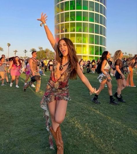 Old Coachella Outfits, Summer Festival Outfit Ideas Coachella, Ultra Rave Outfits, Coachella 2024 Aesthetic, Coachella Fashion 2024, Bonnaroo Aesthetic, Cochella Outfits 2024, Coachella Outfit 2024, Coachella 2024 Outfits