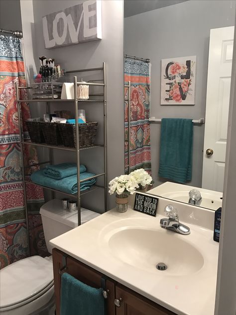 Guest Bathroom Pop Of Color, Dorm Room Bathroom Organization, Gray Bathroom With Pop Of Color, Bathroom Ideas Dorm, Dorm Bathroom Organization, Dorm Bathroom Ideas, Color For Bathroom, Room Ideas Dorm, Organization Dorm