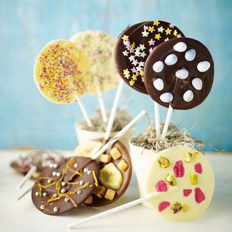 Pick your chocolate, flavouring and topping and let your imagination run wild. Easter Baking Recipes, Easter Deserts, Chocolate Lollies, Anniversaire Diy, Giant Chocolate, Chocolate Popcorn, Chocolate Party, Easter Baking, Chocolate Lollipops