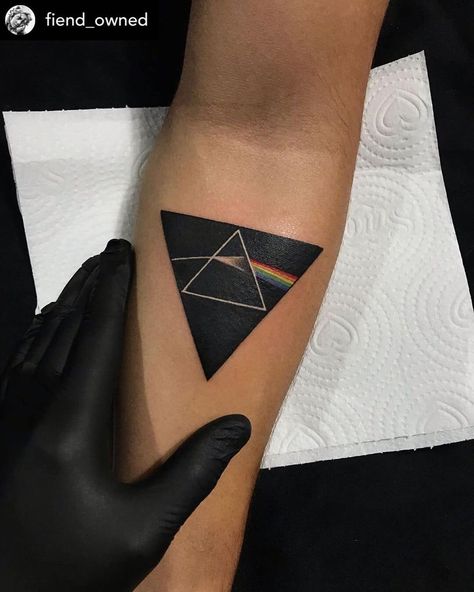 101 Amazing Pink Floyd Tattoo Ideas You Need To See! | Outsons | Men's Fashion Tips And Style Guide For 2020 Pink Floyd Prism Tattoo, Daniel Barreto, Prism Tattoo, The Moon Tattoo, Pink Floyd Tattoo, Tattoo Band, Tatuagem Masculina Pequena, Rock Tattoo, Kunst Tattoos