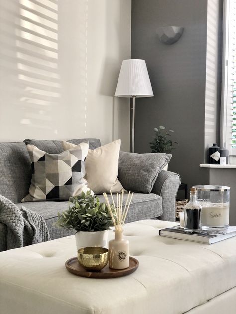 Grey and cream living room inspiration with a grey sofa and cream ottoman coffee table, with beautiful coffee table styling Cream Living Room, Interior Cottage, Interior Drawing, Grey Sofa Living Room, Cream Living Rooms, Reading Berkshire, Decoration Wallpaper, Decor Hallway, Interior Contemporary