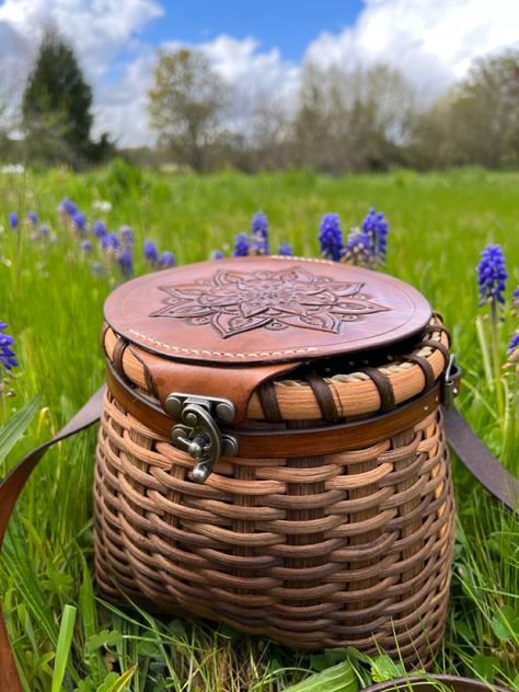 Big Picnic Basket, Ren Faire Basket, Foraging Basket Backpack, Diy Foraging Basket, Witch Basket, Foraging Aesthetic, Spring Foraging, Foraging Basket, Foraging Bag