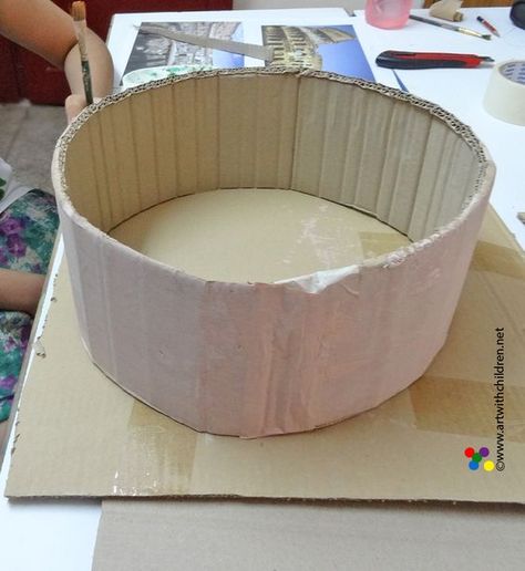 Easy cardboard model of the Colosseum. Ancient Rome Kids Projects, Colleseum Rome, Ancient Egypt Activities, Money Cakes, Diy Pet Bed, Cell Model, Cardboard Model, Green Sheets, Making A Model