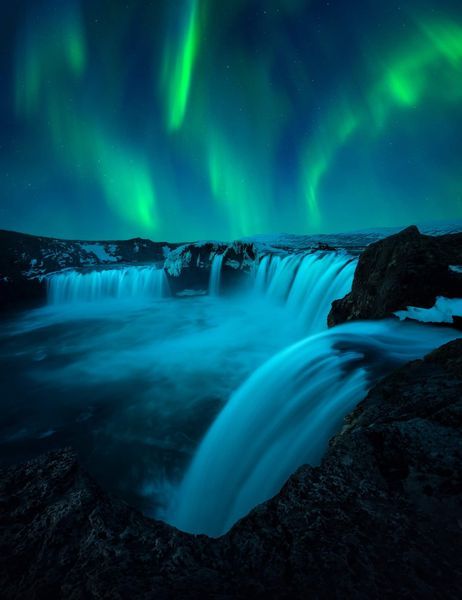 The aurora borealis season is in full swing. I finally got to process new photos, so I immediately threw myself into the night scene, which I took in April in Iceland. It was the last stronger aurora of the spring season. That's why I'm glad I caught her in a place like this. Iceland Aesthetic, Skogafoss Iceland, Aurora Lights, Iceland Nature, Gullfoss Waterfall, Iceland Waterfalls, Composition Photography, Beautiful Wallpapers Backgrounds, Bucket List Destinations