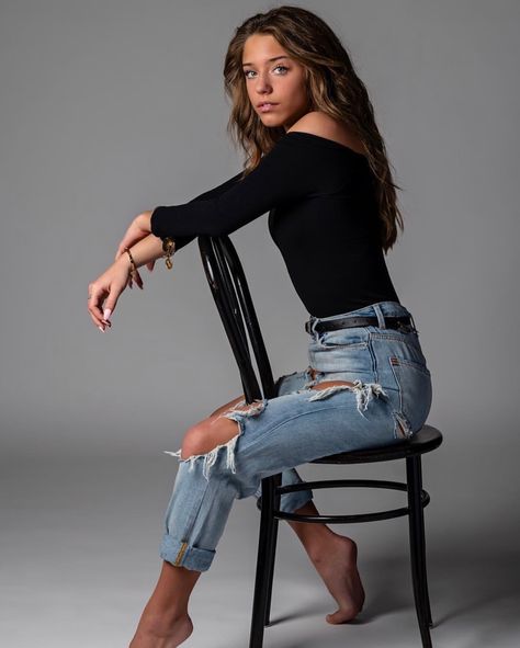 Female Model Photoshoot Outfits, Simple Poses Photography, Different Poses For Pictures Instagram, Women Studio Poses Photography, Bodysuit And Jeans Photoshoot, Sitting Model Poses Chair, Studio Photography Poses Women Chair, Teenage Studio Photoshoot, Studio Photo Shoot Outfit Ideas