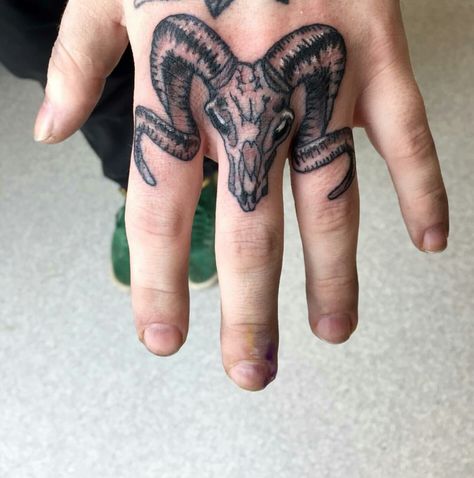 Skull Tattoo Finger, Skull Finger Tattoo, Ram Skull Tattoo, Skull Finger Tattoos, Middle Finger Tattoos, Wörter Tattoos, Pagan Tattoo, Ram Tattoo, Tattoo Finger