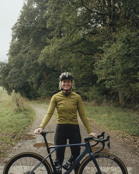 The Essential - Pas Normal Studios Women’s Mountain Biking Outfit, Outdoor Cycling Aesthetic, Mountain Biking Women Aesthetic, Casual Cycling Outfit, Cycling To Work, Road Cycling Aesthetic, Pas Normal Studios Cycling, Gravel Bike Outfit, Cycling Women Outfit