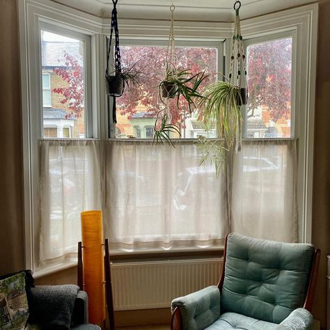 ✂️Bay window cafe curtains in Taupe Attached using simple tension rods, these are great for diffusing light and adding privacy The fabric I’ve used for these is a 50% linen 50% polyester mix so you have the look of linen but with all the benefits of a manmade fibre - hard wearing, minimal creasing and no shrinkage when washed If you’re considering a set for you’re home feel free to DM me with a photo & dimensions for a quick quote . . . . . #linencurtains #cafecurtains #curtainmakers #curt... Curtains On Bottom Half Of Window, Half Curtain Window, Cafe Curtains In Bedroom, Cafe Curtains In Living Room, Bay Window Cafe Curtains, Cafe Curtains Bay Window, Apartment Blinds Hack, Window Half Curtains, Bay Window Styling