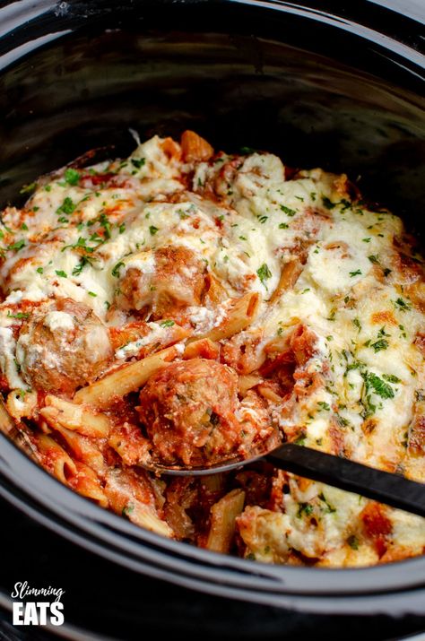 Chicken Meatball Pasta, Slow Cooker Kip, Hearty Pasta Recipes, Meatball Pasta Bake, Meatballs Pasta, Sw Recipes, Slow Cooker Pasta Recipes, Barbecue Chicken Recipe, Chicken Shawarma Recipe