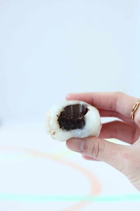 Chocolate Mochi Recipe, Mochi Chocolate, Chocolate Mochi, Mochi Recipe, Glutinous Rice Flour, Chocolate Truffle, Glutinous Rice, Delicious Snacks Recipes, Creamy Chocolate