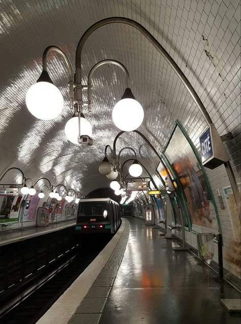 Paris Lamp, Anna And The French Kiss, Metro Paris, About Paris, Me Against The World, Paris Metro, Miami Houses, Amazing Buildings, Pretty Lights