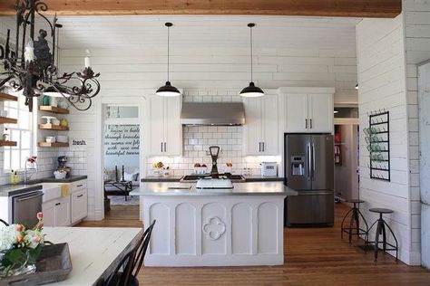 Kitchen - the lights above the island and the white cabinets with contrasting countertop Farmhouse Kitchen Design Joanna Gaines, Joanna Gaines House Tour, Stile Joanna Gaines, Kitchen Joanna Gaines, Gaines Kitchen, Living Room Joanna Gaines, Joanna Gaines Kitchen, Victorian Kitchens, Joanna Gaines House