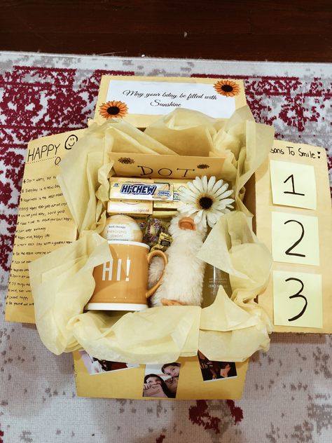 Yellow Gift Box Ideas For Best Friend, Yellow Birthday Box Ideas, Yellow Things Gifts, Yellow Gift Basket Ideas, Golden Birthday Gift Ideas, Yellow Gift Basket, Yellow Themed Gifts, Yellow Gifts Basket, Cheap Gift Baskets