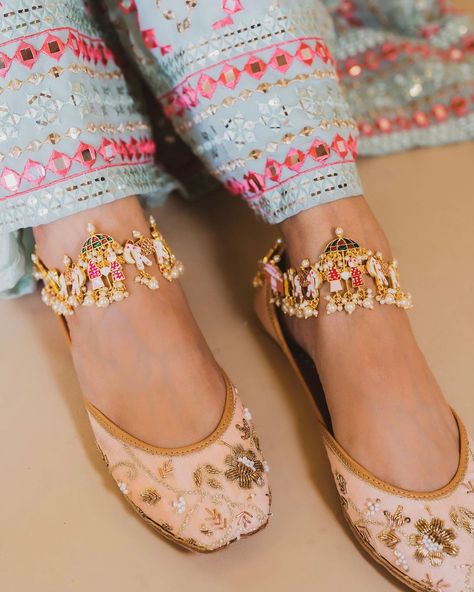 Tag a bride to be who needs to add these barathi payal to their wishlist💗 Outfit/Jewelry: @banudesigns B Anu Team: @_antisha_s_… | Instagram Indian Crepe, Modern Indian Jewelry, Indian Footwear, Asian Attire, Elephant Anklet, Anklets Indian, Indian Shoes, Indian Bridal Jewelry, Indian Bridal Jewellery