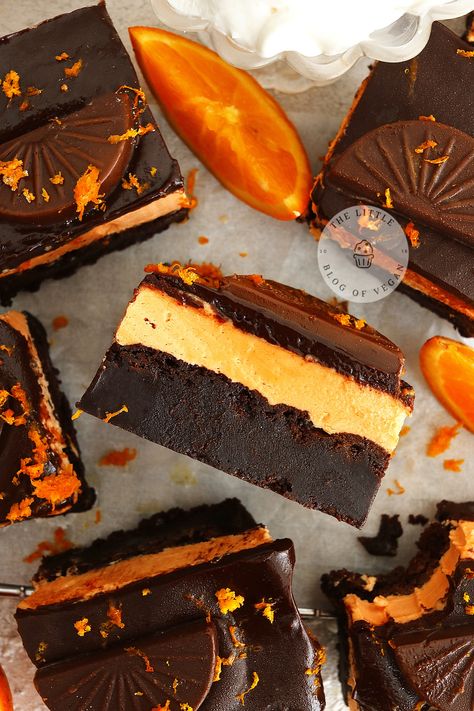 Vegan chocolate orange brownie on its size. Vegan Chocolate Orange Cake, Vegan Citrus Dessert, Vegan Bars Dessert, Vegan French Desserts, Vegan Cakes Recipe, Easy Chocolate Ganache, Orange Desert, Vegan Dessert Bars, Brownie Vegan