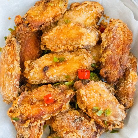 Chinese Salt And Pepper Chicken, Salt And Pepper Chicken Wings, Pepper Chicken Wings, Popcorn Chicken Recipe, Homemade Chinese Food, Salt And Pepper Chicken, Crispy Chicken Wings, Taiwanese Food, Easy Chinese Recipes