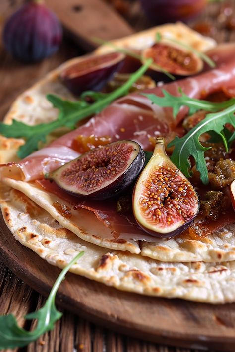 🥖🍇 Scopri la delizia della nostra piadina con prosciutto crudo, squaquerone e fichi caramellati! Una combinazione perfetta di sapori dolci e salati che conquisterà ogni palato. 😋✨

🔸 Prosciutto crudo saporito
🔸 Crema di squaquerone morbida
🔸 Fichi caramellati dolci

Con #ImaginaryKitchenAI, ogni piatto può essere immortalato in immagini spettacolari. 📸🌟

👉 Rendi indimenticabile ogni tua ricetta! Scopri di più cliccando sul link in bio. Fig Jam And Prosciutto Flatbread, Flatbread Fig Prosciutto, Burrata Fig Prosciutto, Prosciutto Fig Pizza, Prosciutto Fig Arugula Pizza, Link In Bio