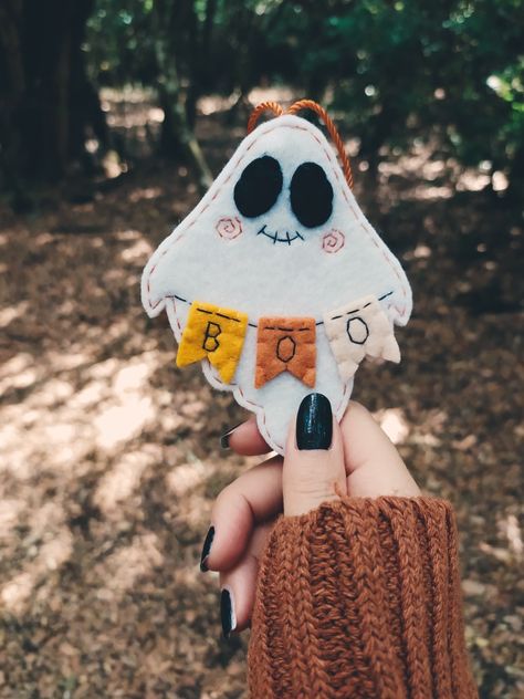 Witchy Felt Crafts, Halloween Felt Ornaments, Felt Halloween Crafts, Felt Brooch Diy, Christmas Shoes Diy, Ghost Ornaments, Felt Halloween Decorations, Fall Felt Crafts, Felt Halloween Ornaments