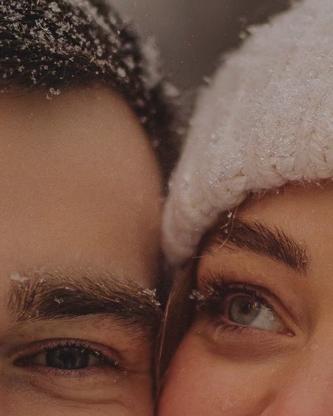 Winter Couple Pictures, Couple Photography Winter, Christmas Couple Photos, Christmas Couple Pictures, Snow Photoshoot, Snow Pictures, Winter Photoshoot, Winter Engagement Photos, Foto Tips