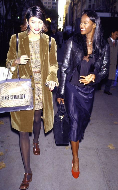 Helena Christensen and Naomi Campbell street style in the '90s Naomi Campbell 90s, Model Off Duty Style 90s, 90s Models Off Duty, Wander Outfit, 90s Street Style, Models Off Duty Style, 90s Model, 90s Supermodels, 90s Models