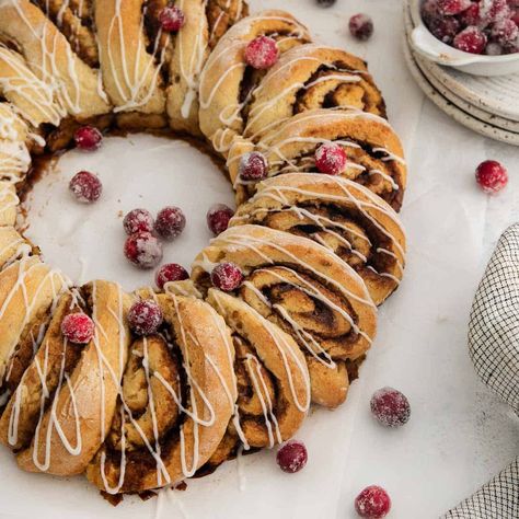 Gluten-Free Cinnamon Roll Wreath Meaningful Eats Gluten Free Cinnamon Rolls, Cinnamon Wreath Bread, Gluten Free Breakfast Baked Goods, Vegan Christmas Brunch Ideas, Gluten Free Christmas Bread, Gf Cinnamon Rolls, Gluten Free Christmas Breakfast, Cinnamon Roll Wreath, Gluten Free Quinoa Recipes