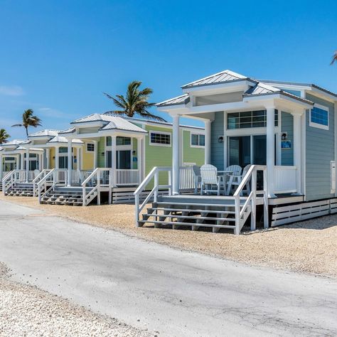 Amazing Tiny House with Ocean View House With Ocean View, Build Your Own Cabin, Tiny Beach House, Small Beach Houses, Ecological House, Tiny House Village, Tiny House Nation, Beach House Plans, Interior Vintage