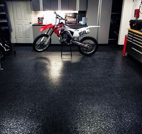 90 Garage Flooring Ideas For Men - Paint, Tiles And Epoxy Coatings Garage Flooring Ideas, Garage Epoxy, Garage Boden, Garage Floor Paint, Garage Renovation, Garage Floor Epoxy, Cool Garages, Garage Flooring, Residential Garage