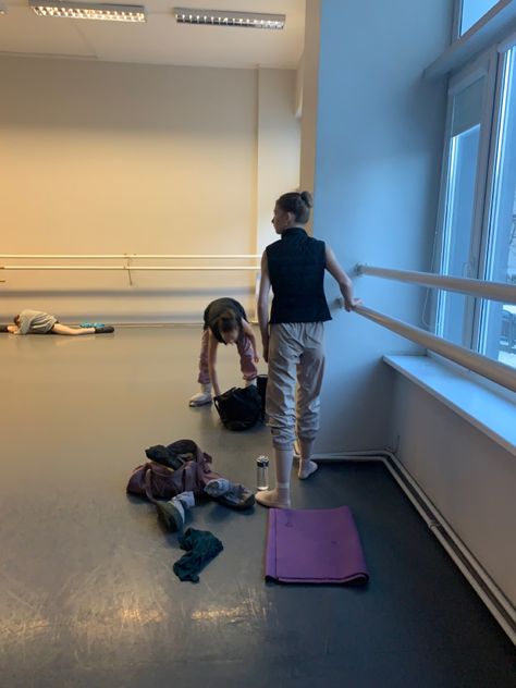 Urdang Academy, Dance Studio Aesthetic, Studio Aesthetic, Dancer Lifestyle, Ballet Pictures, Ballet Girl, Ballet Academy, Ballet Inspiration, Fits Aesthetic