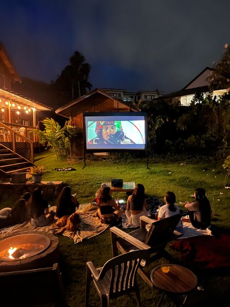 Bday Party Ideas Outdoor, Garden Movie Night Aesthetic, Movie Pool Night, Spooky Backyard Movie Night, Projector Outside Movie Night, Movie Outdoor, Movie Party Outdoor, Backyard Movie Night Aesthetic, Movie In Backyard